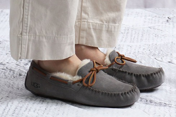 UGGレディース “モカシンシューズ”
