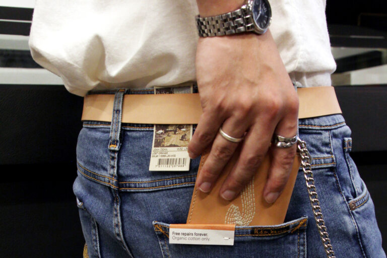 NUDIE JEANS ” ボタンダウンシャツ “