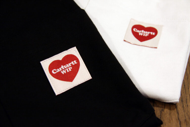 CARHARTT WORK IN PROGRESS 再入荷商品  ” ポケット ハート Tシャツ  “