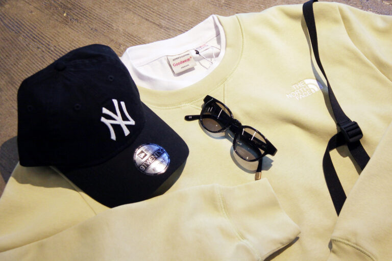 THE NORTH FACE “ESSENTIAL RELAXED CREWNECK SWEATSHIRT”