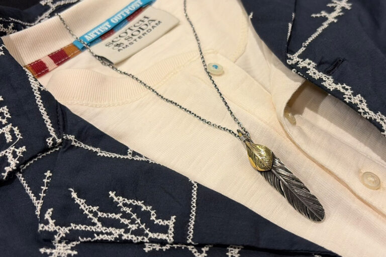 HARIM  “シルバーの重厚感と真鍮の温かみが絶妙に融合したフェザーネックレス “