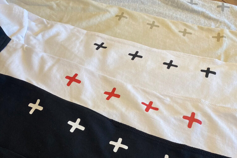 KSUBI 人気のクロスデザイン ” 4 X 4 BIGGIE SHORT SLEEVE TEE “